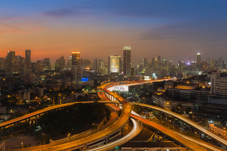 曼谷市市中心和道路互换日落之后