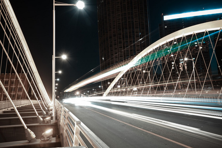弧桥主梁公路汽车灯落后于城市夜景观