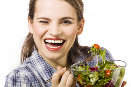 美丽 年轻女人吃蔬菜沙拉