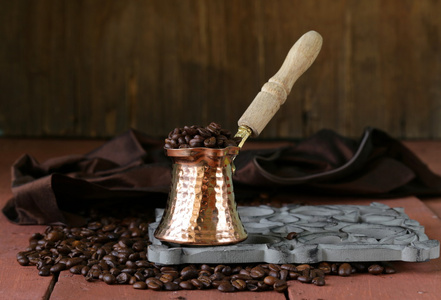 静物的咖啡豆和咖啡罐木制的桌子上