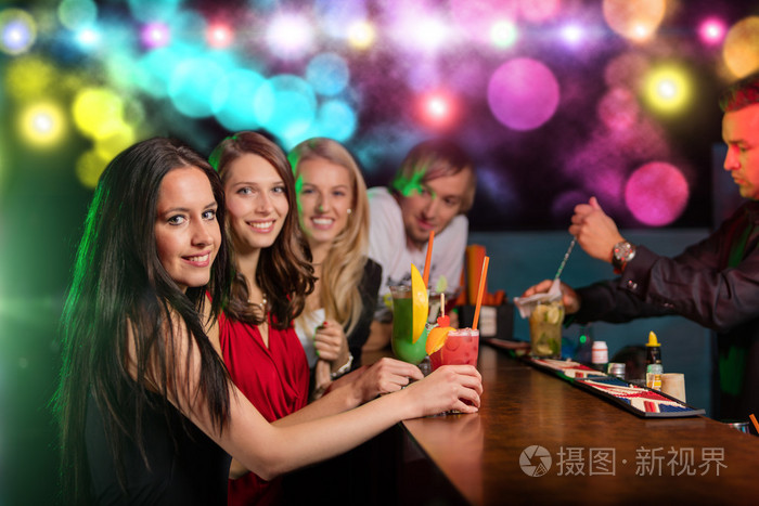 年轻的朋友在一起喝鸡尾酒聚会照片-正版商用图片0ny9