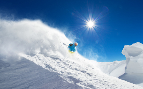 在高山滑雪下坡滑雪者