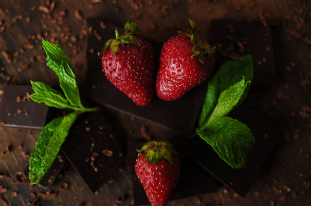 静物草莓与巧克力棒