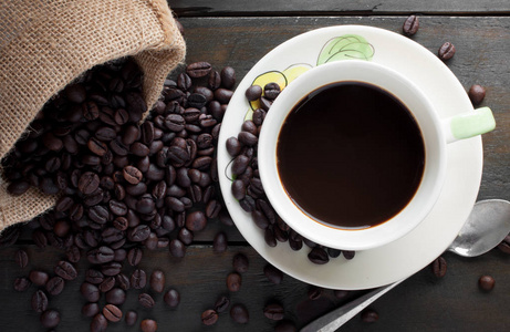 咖啡杯和咖啡豆木背景