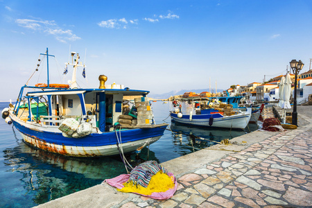 传统的希腊群岛与渔船与 Chalki