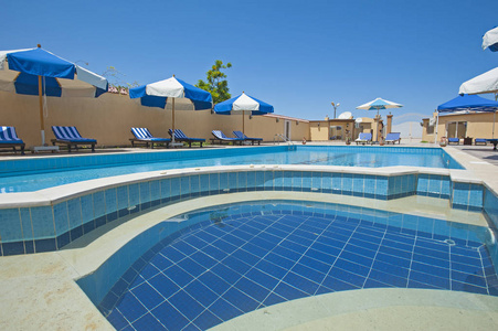 在豪华热带度假别墅酒店的游泳池