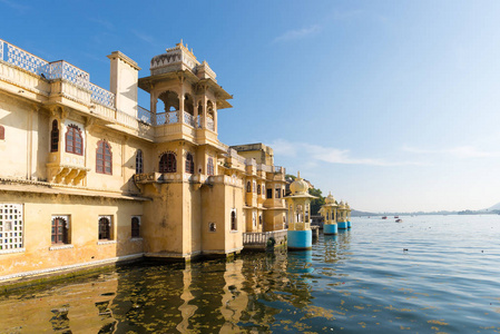 乌代浦市容在日落时。宏伟的城市宫殿在 Lake Pichola，印度拉贾斯坦邦的旅游胜地