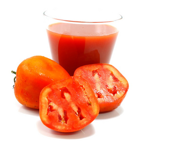 美味的番茄汁和番茄在白色背景上