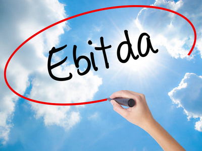 女人的手写作 Ebitda 视觉屏幕上的黑色标记