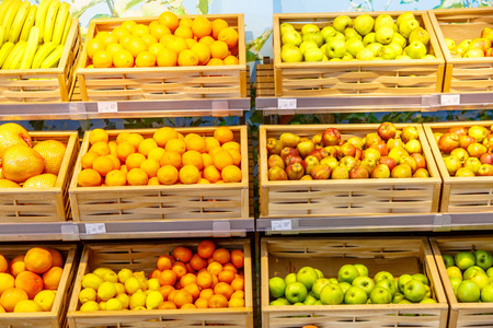 在蔬菜和水果超市购物展示
