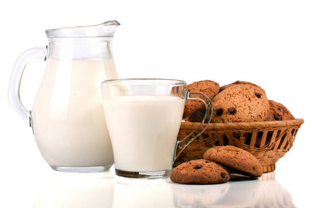 壶和杯牛奶燕麦饼干在白色背景上孤立的柳条篮子里