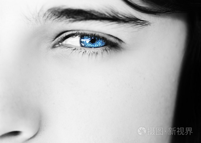 有深刻的了解蓝眼睛的男孩