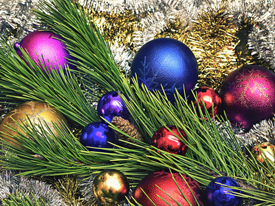 松枝与圣诞装饰品的背景图片