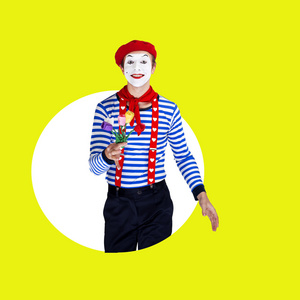 微笑与花男 mime。在红色贝雷帽的滑稽演员，水手服构成上颜色背景