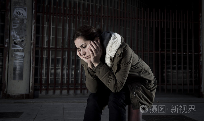 女人独自在街头痛苦抑郁看起来沮丧绝望和无助