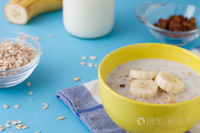 香蕉和葡萄干的早餐粥