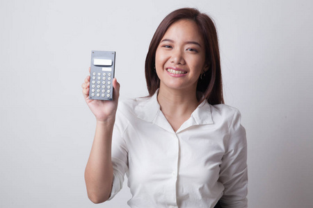 亚洲女人微笑与计算器