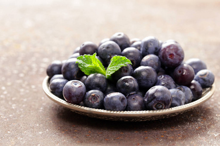 成熟的有机浆果蓝莓在盘子上