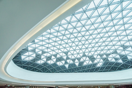 在现代购物中心的抽象天花板