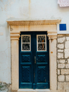 旧的蓝色门。木材的纹理。金属的质感