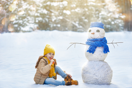 女孩玩堆雪人