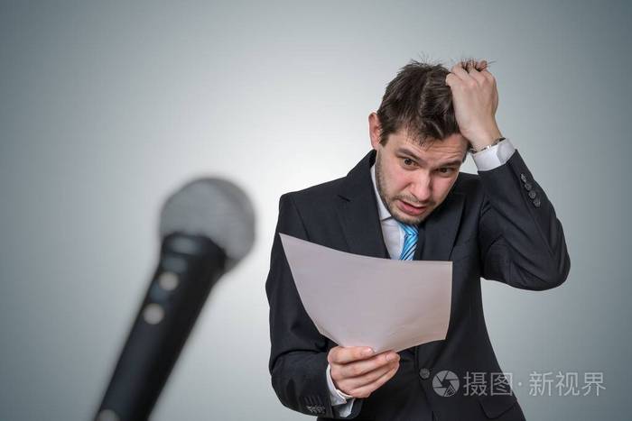 紧张的人害怕公开讲话和出汗.麦克风