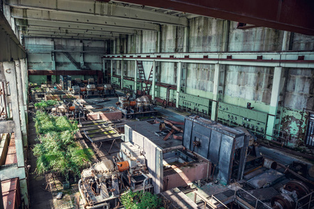 废弃工业厂房废墟, 大型仓库或机库, 生锈设备和机床
