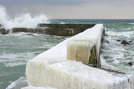 冬季海景。在黑海海岸的海滩上暴风雨般的波浪冰雪和冰雪。2018年3月02日。敖德萨 乌克兰