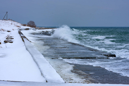 冬季海景。在黑海海岸的海滩上暴风雨般的波浪冰雪和冰雪。2018年3月02日。敖德萨 乌克兰