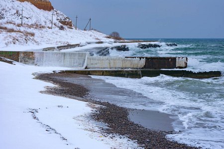 冬季海景。在黑海海岸的海滩上暴风雨般的波浪冰雪和冰雪。2018年3月02日。敖德萨 乌克兰