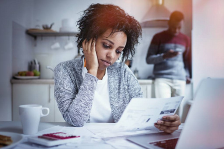 年轻夫妇寻找便携式计算机 应对家庭财务危机