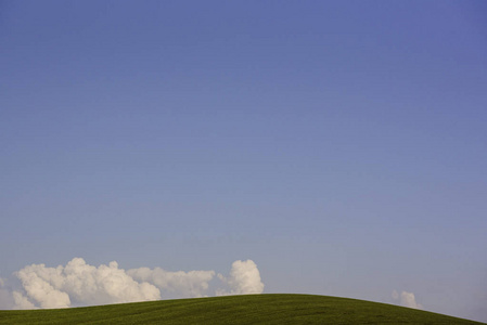 在一个晴朗的日子里, 在一个白色的小云, 在罗马尼亚的绿色小山的最小视图