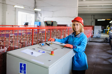 红色安全帽的女人工作作为产业工人