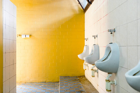 黄色瓷砖浴室