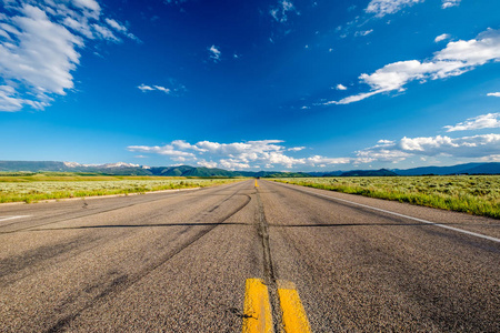 美国怀俄明州蓝天下空旷的空旷公路