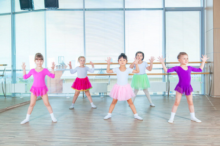 舞蹈课上的孩子们跳舞。快乐的孩子们在大厅里跳舞, 健康的生活, 孩子们 togethern 舞蹈孩子类