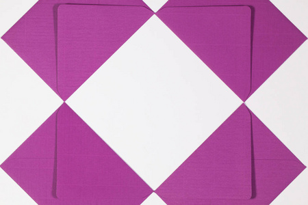 白色桌子上的紫色信封