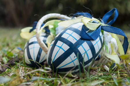 装饰复活节鸡蛋在户外，在草地上