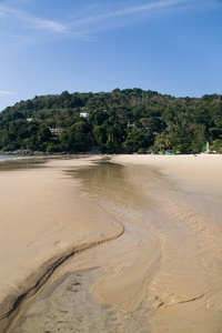 沿着海岸流动的流的床上图片