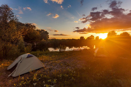 夏日清晨森林河岸上的旅游帐篷图片