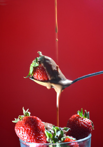 草莓下降一点巧克力液体