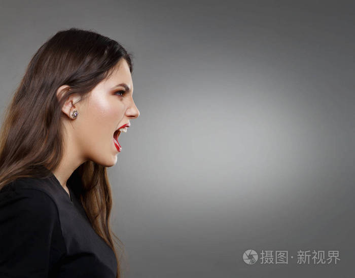 尖叫的女人生气愤怒的女性
