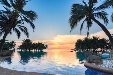 美丽的日落在海面上, 在棕榈上的白色 beachand 池塘的看法