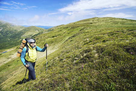 带着背包和帐篷夏天登山活动