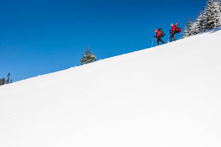 两名登山者是在山中