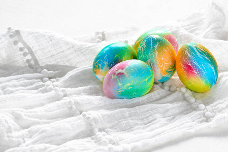 绘七彩的虹在白色背景上的复活节彩蛋