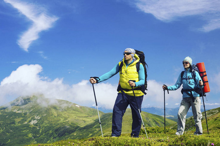 带着背包和帐篷夏天登山活动