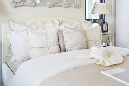 豪华房室内用枕头在床上和经典风格台灯