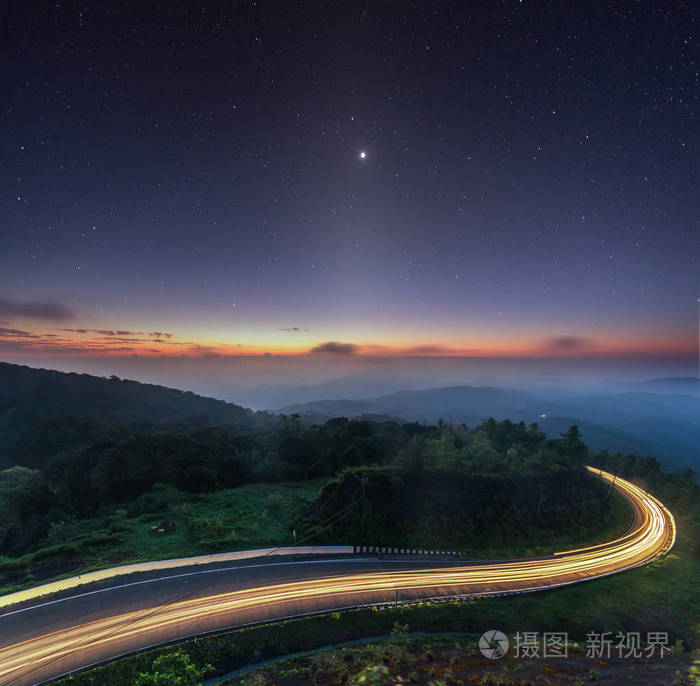 自然日出背景惊人曲线道路和黄道光星天空暮光之城颜色长时间曝光的