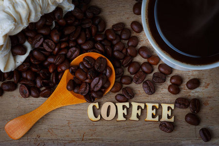 咖啡豆与一杯咖啡和木材字母表